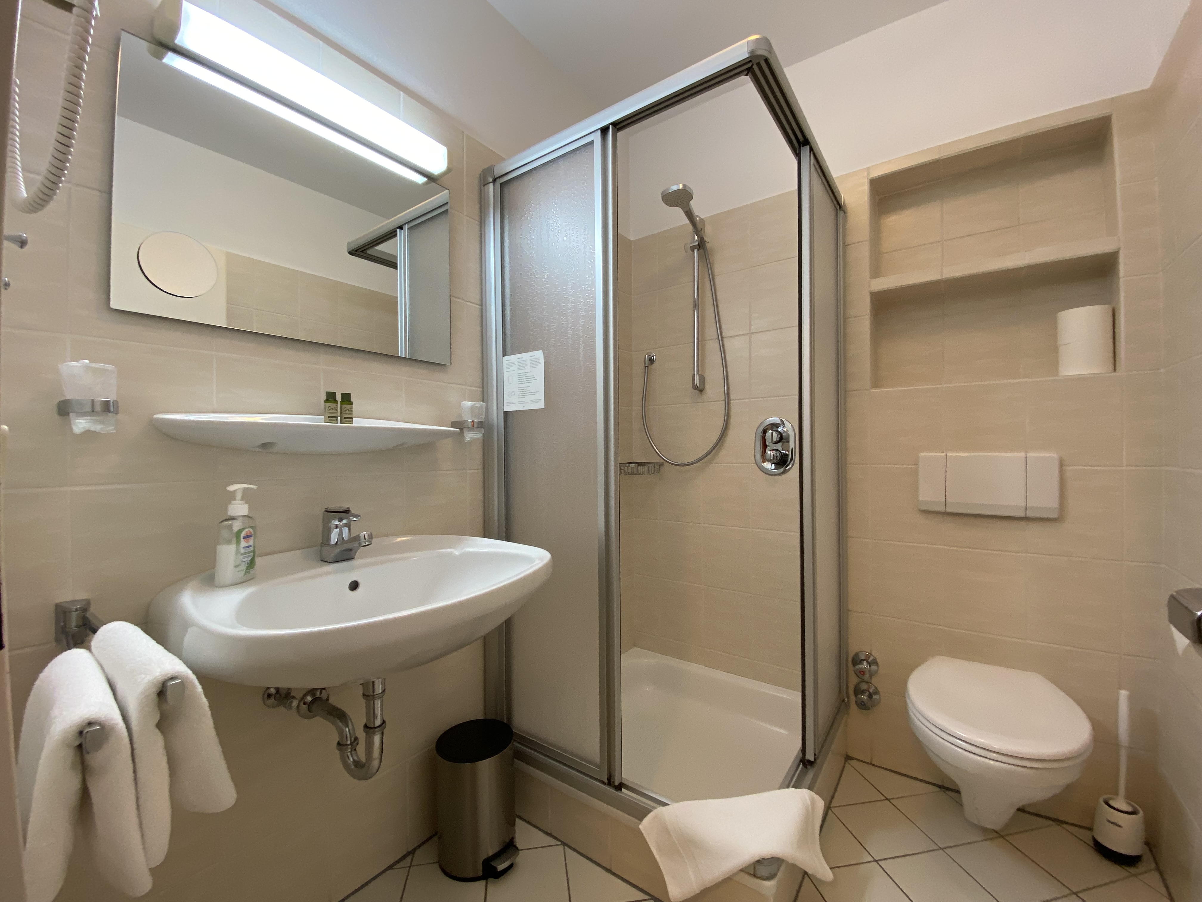 Großes Doppelzimmer Badezimmer